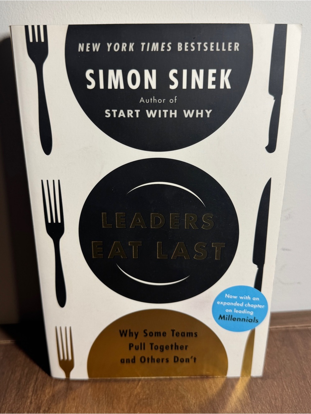 Simon Sinek Leaders Eat Last — White and Black Hardcover
